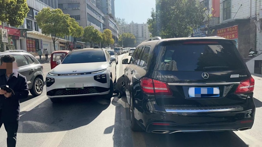 50万内最硬SUV？小鹏G9跟奔驰GLS发生碰撞，结果让人吃惊！