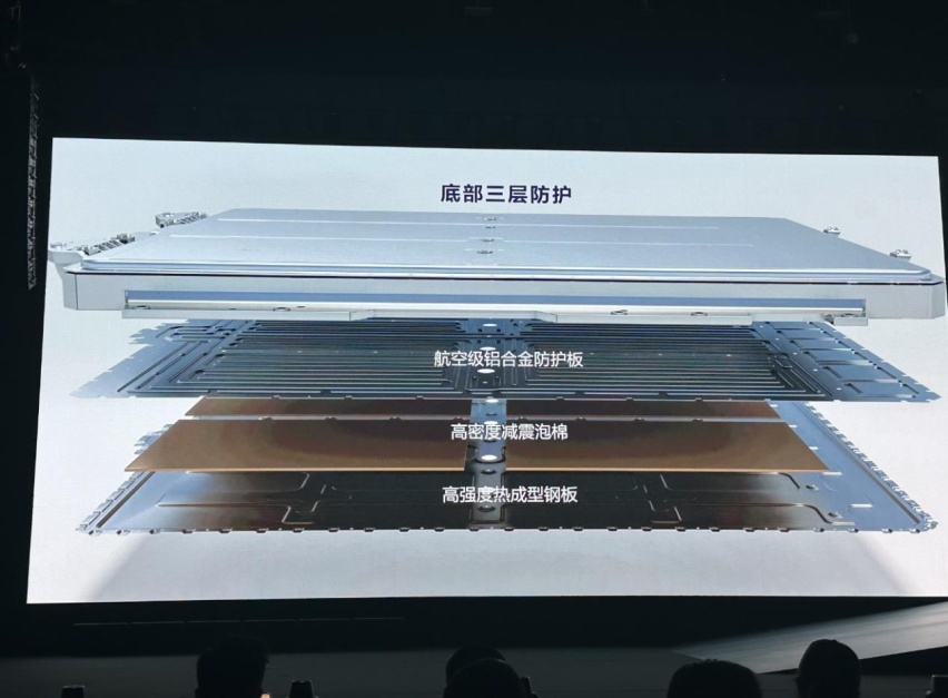 AITO问界M9，80%铝合金玄武车架，误踩油门紧急制动功能