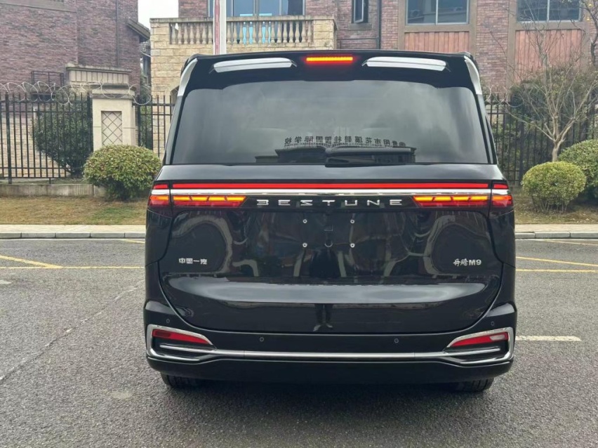 平价版红旗H9？奔腾M9实车亮相 定位中大型MPV