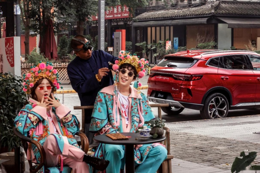 贴着年轻人搞活动，比亚迪是真的专业