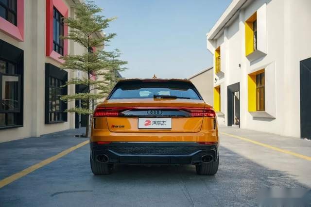 RS Q8的“性能”该怎么测？最低油耗8L出头、油箱加满花费近一千