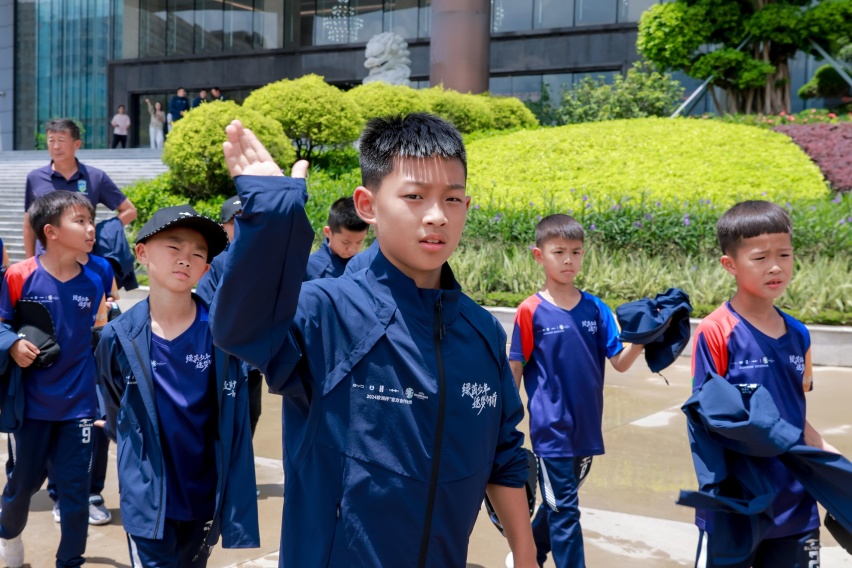 比亚迪助力百名中国足球少年出发欧洲杯，让青少年足球跑向世界！