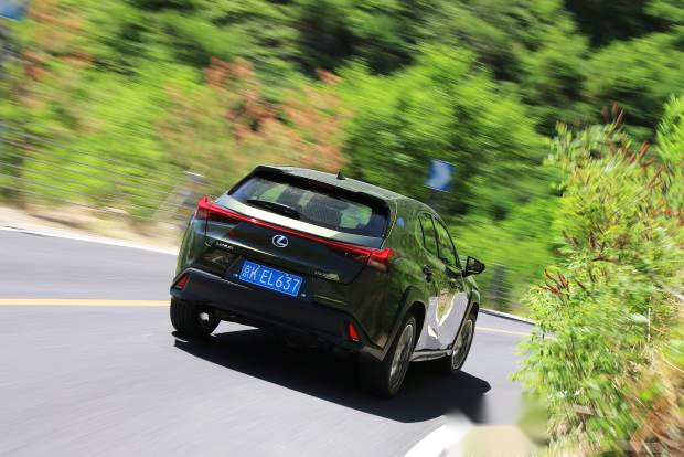 雷克萨斯ux夏日初体验绿荫山路上的移动行宫