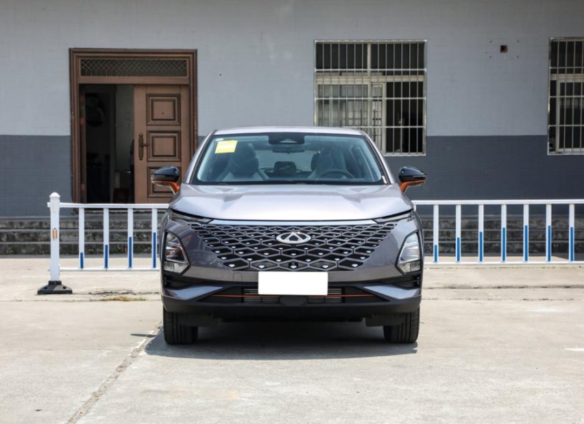 4款车型可选，起售价7.99万，奇瑞欧萌达上市
