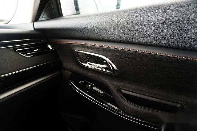 空间、配置、科技功能越级的家用SUV，长安欧尚X7到店实拍