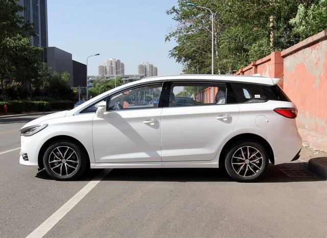 10万级6座MPV，2+2+2布局，中控屏像ipad，网友：这是买屏送车