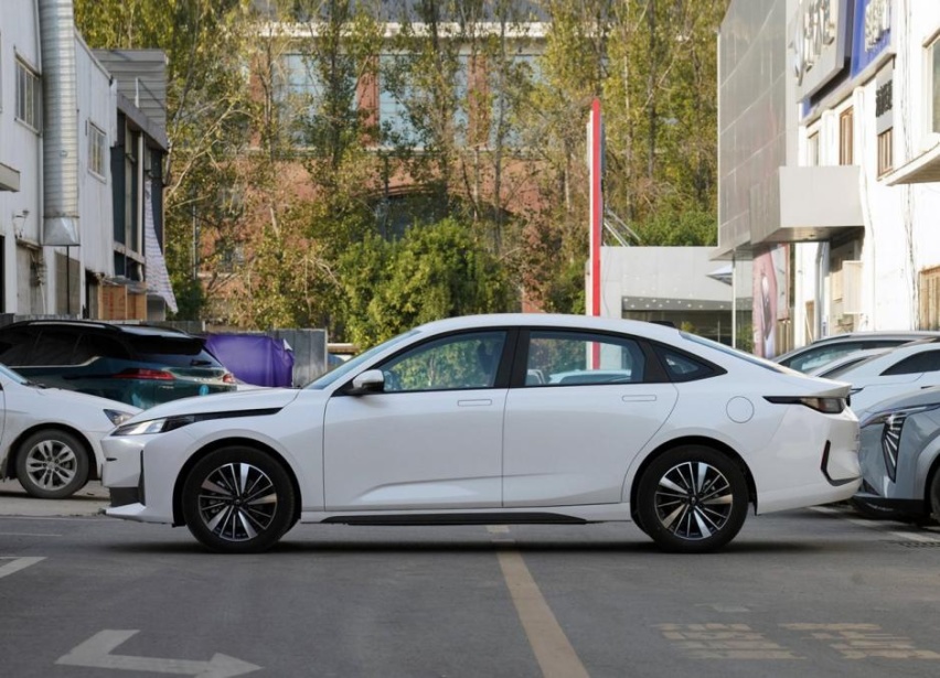 又一台挑战比亚迪秦PLUS DM-i的混动车，启源A05价格更低