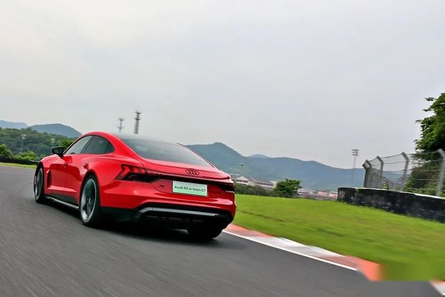 智驾开箱丨赛道驾驭奥迪RS e-tron GT：遇见R8的魂