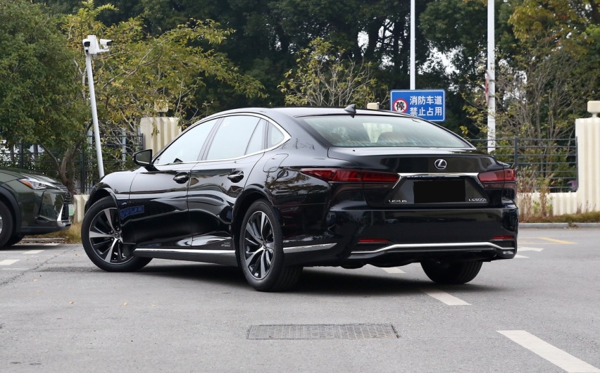 雷克萨斯终于放下身价，长超5米2配V6引擎，LS降11万“欲”亲民