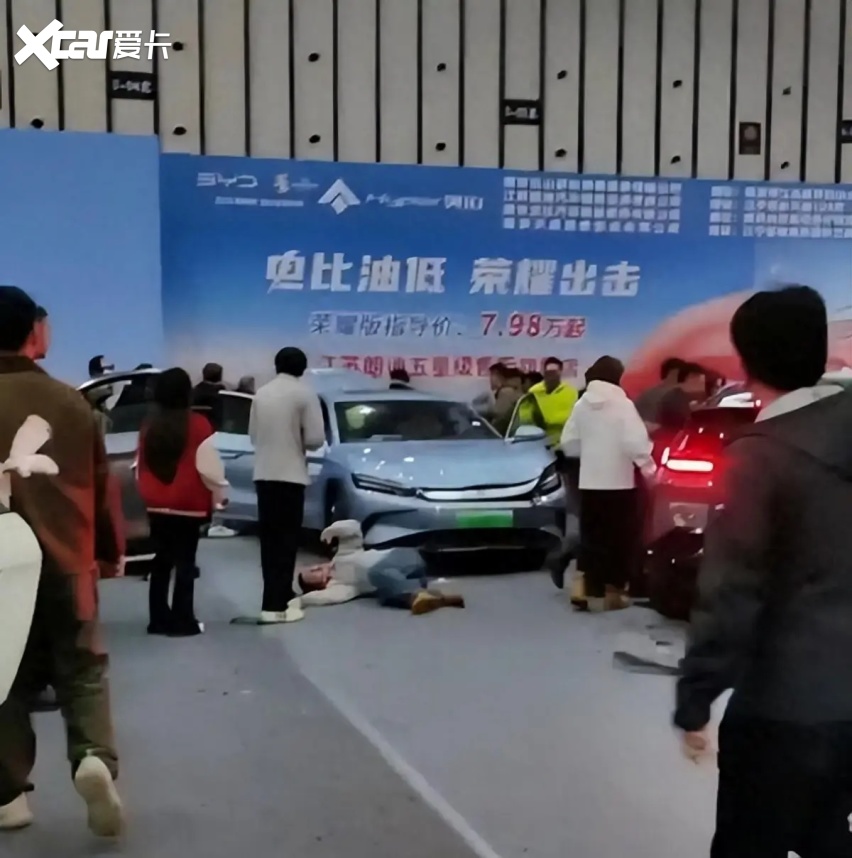 极氪展车意外启动伤人，智能驾驶问题还是管理失职？-爱卡汽车爱咖号