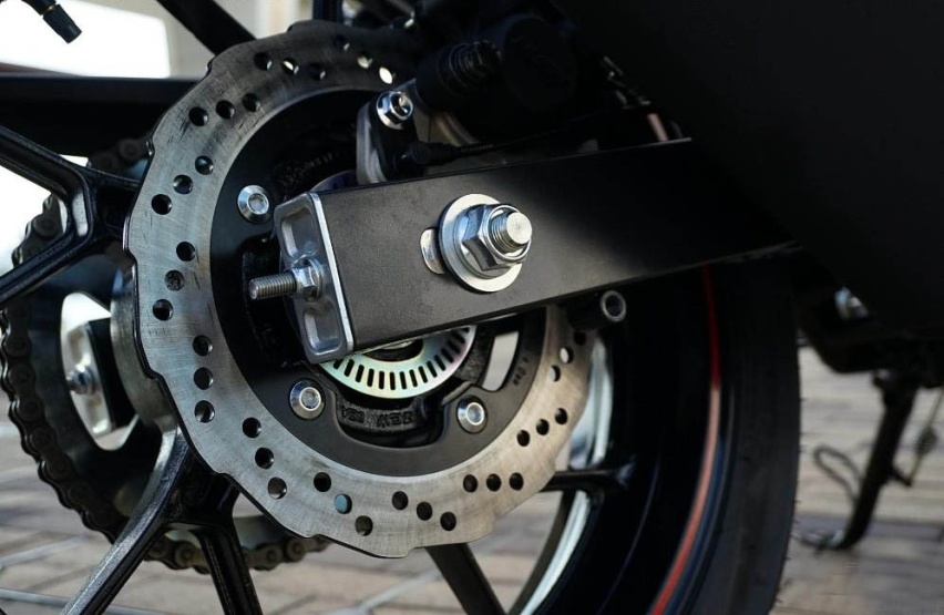 国内最畅销的250“跑车” 铃木GSX-250R实拍解析