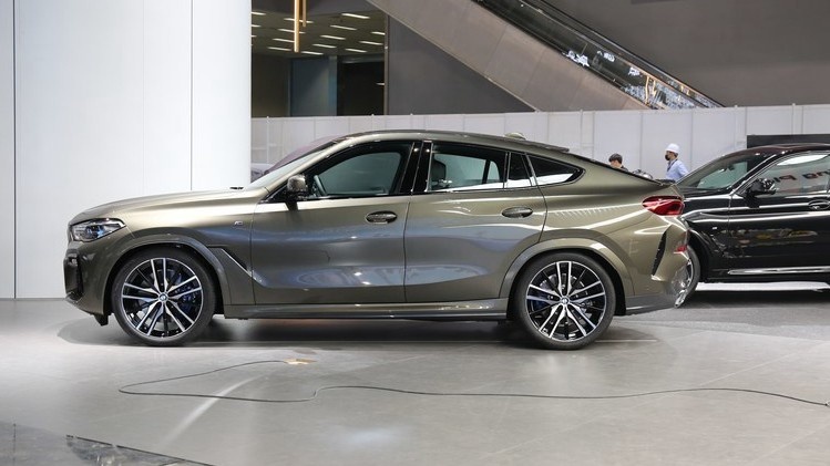 比轿跑SUV奥迪Q8更拉风，买新款宝马X6更划算？
