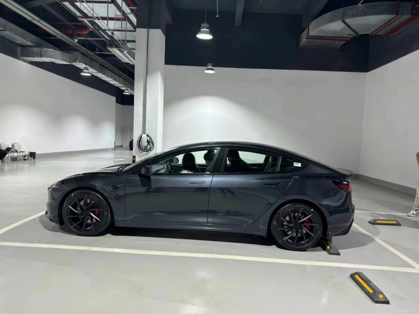特斯拉Model 3高性能版到店，增碳纤维饰件，配460马力+赛道模式