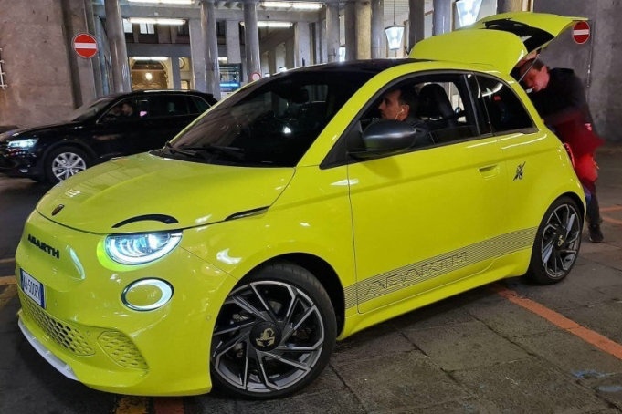 意式纯电小钢炮，呆萌造型添凶狠，Abarth 500实车曝光