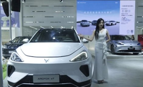 “智者先行 强者加冕” 极狐汽车携三款五车登陆武汉车展