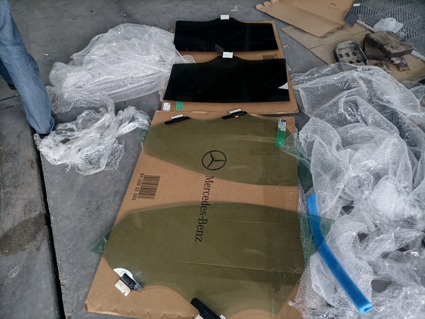 21款奔驰E300升级隔热夹层防紫外线玻璃施工案例