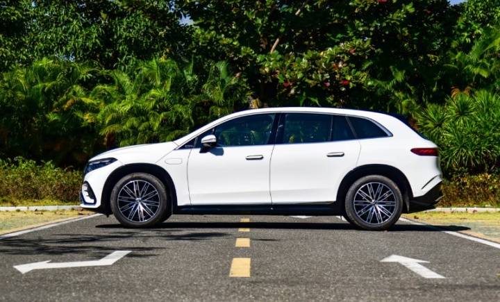 宝马iX对比奔驰EQS SUV，谁是百万元电动车天花板？