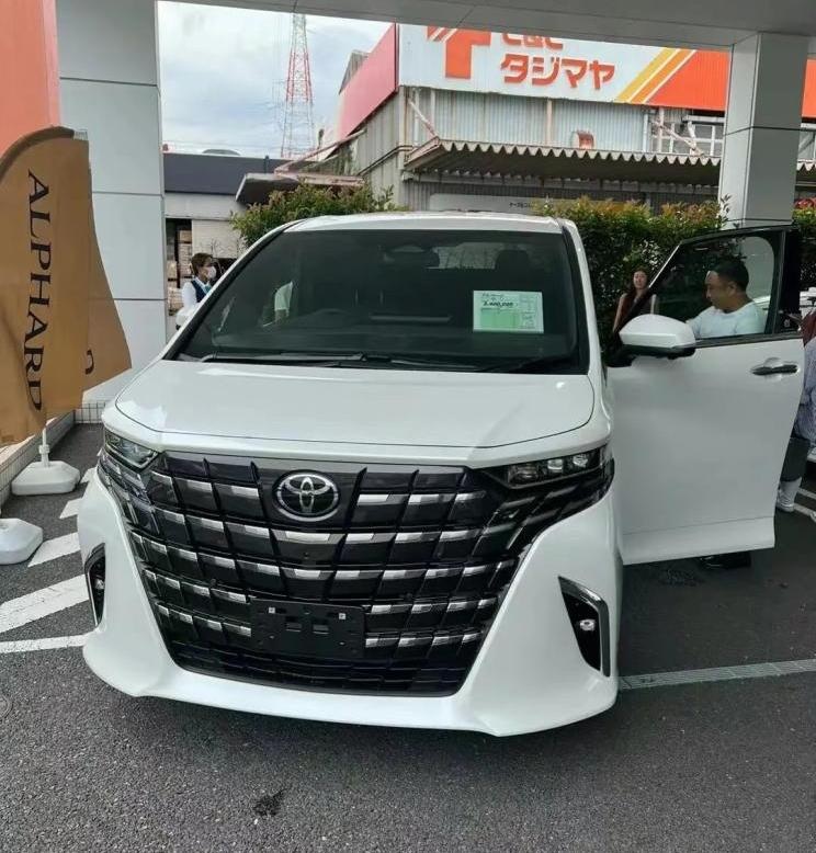 日本网友全新埃尔法提车，标配约合人民币32万，你啥感受？