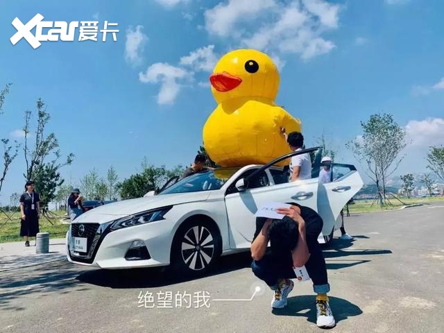 满载四人带货，空调音响全开，最低油耗5.2L！这款B级车了不起