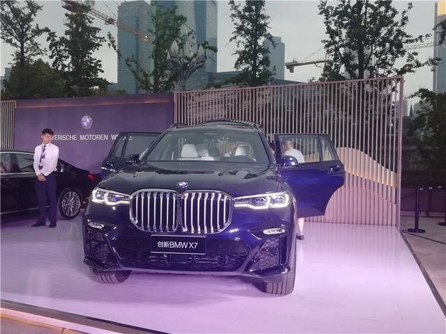 在山城享旗舰车型的豪华风范，BMW以极致之悦强化情感共鸣