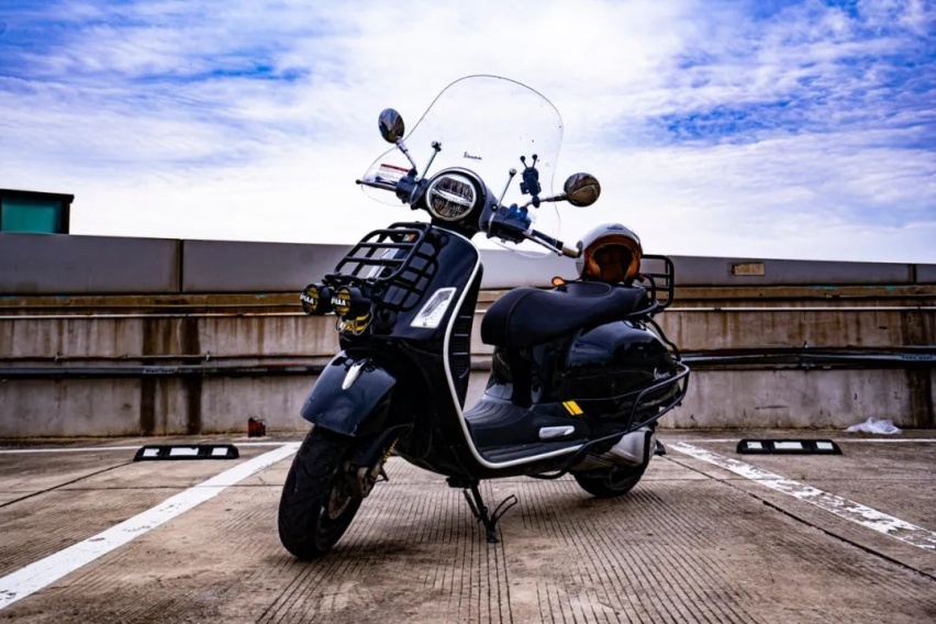 一台Vespa，加100块钱油，获得女神同款快乐。
