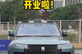 番禺仰望中心开业当天，就有位隔壁村民穿着拖鞋来提车！