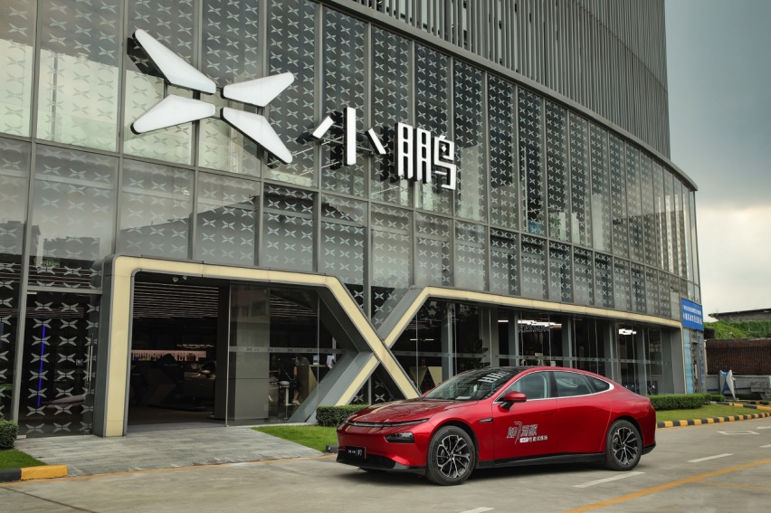 性能强劲,纯电轿跑小鹏P7百公里加速4.3秒所向披靡