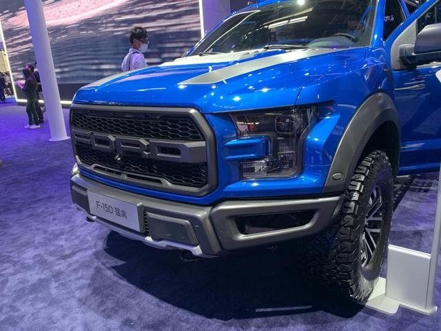 猛禽F-150同时具备商用、越野两种能力，车内空间表现不错