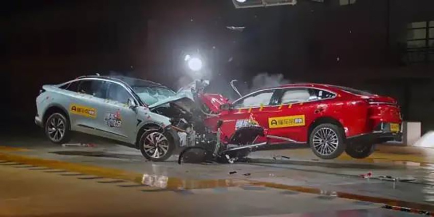 比亚迪上热门：汉EV与极狐阿尔法S碰撞，存放期间诡异起火