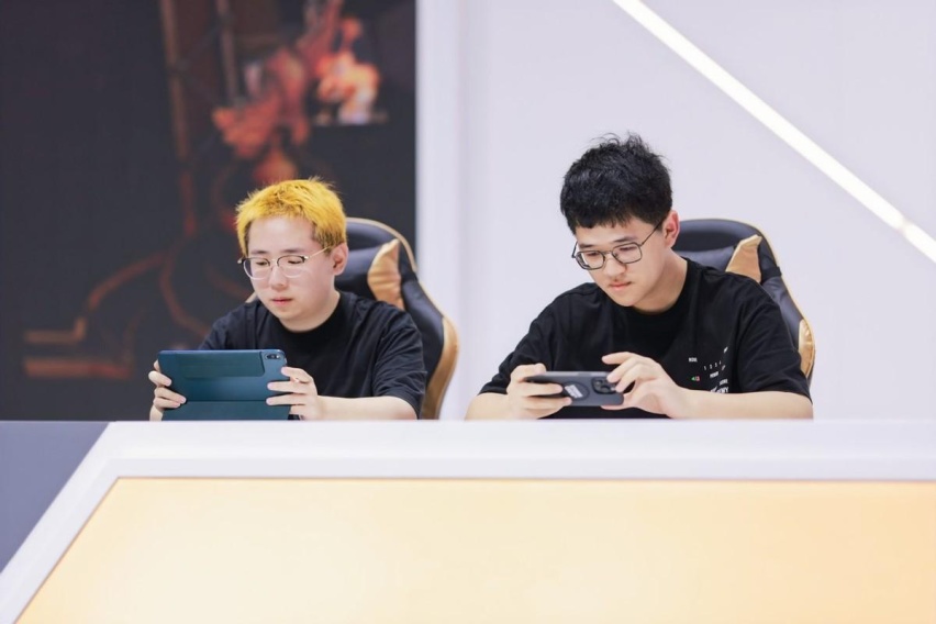 荣耀魔法空间亮相Chinajoy，首个折叠屏电竞比赛惊艳全场