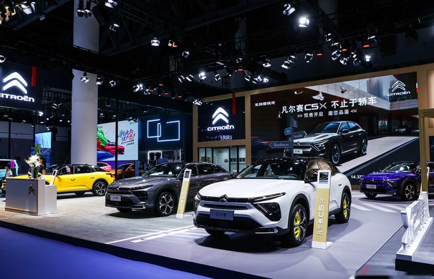 成都车展实拍东风雪铁龙-凡尔赛C5 X改装版，年轻运动是主旋律