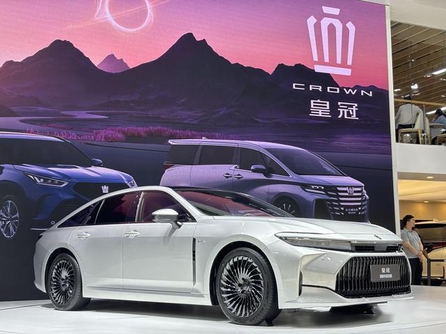 跨越半个世纪的豪华 一汽丰田携皇冠全系新品亮相粤港澳车展