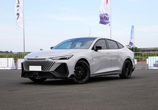 12万级轿跑长安UNI-V，233马力2.0T，爱信8AT与合资车一样