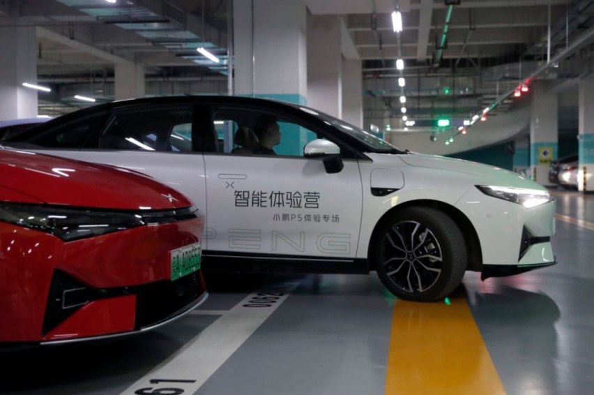 体验小鹏P5跨楼层自动泊车，20万的车有激光雷达就是强