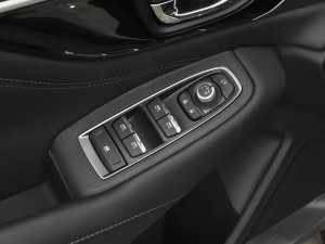 2023款2.5i AWD运动版EyeSight 主驾车窗控制区	