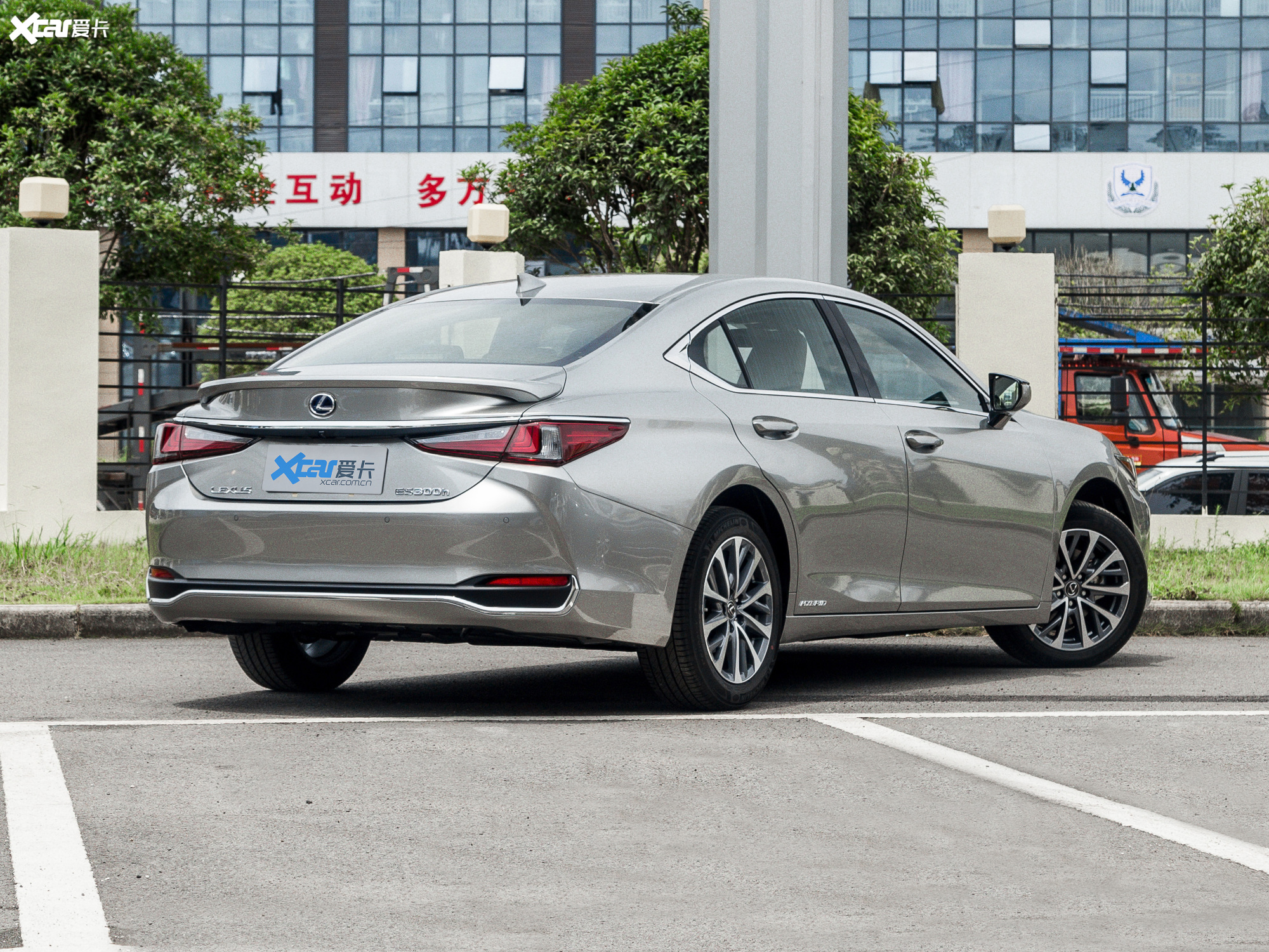 【2021款雷克萨斯es300h 卓越版_整体外观_3/130张图片】_汽车图片