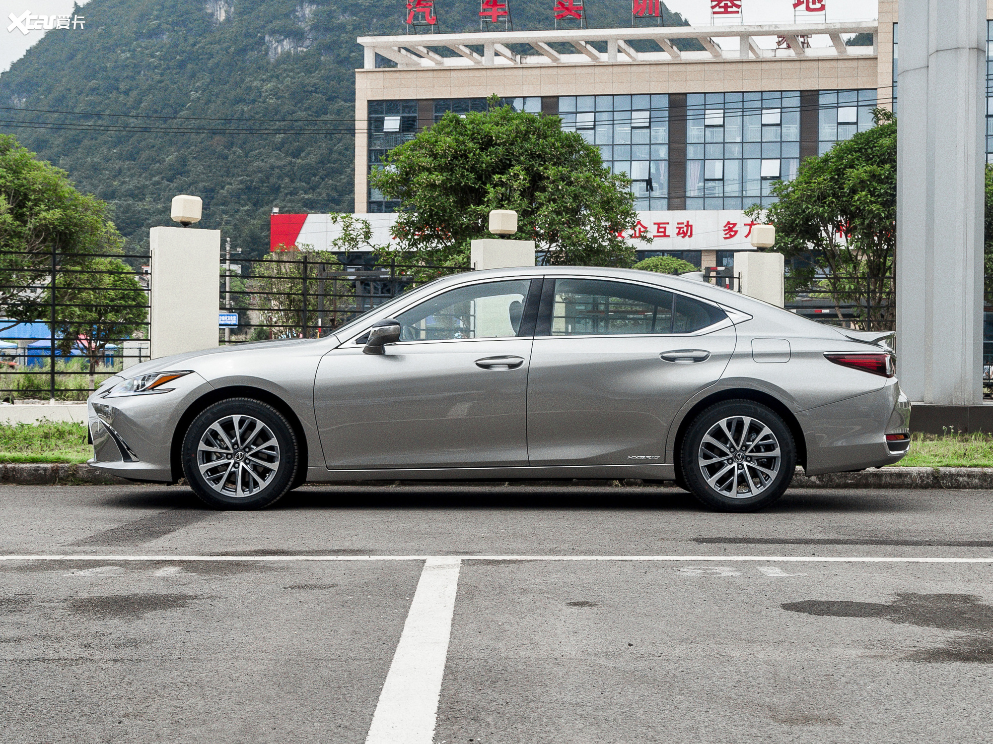 【2021款雷克萨斯es300h 卓越版_整体外观_6/130张图片】_汽车图片