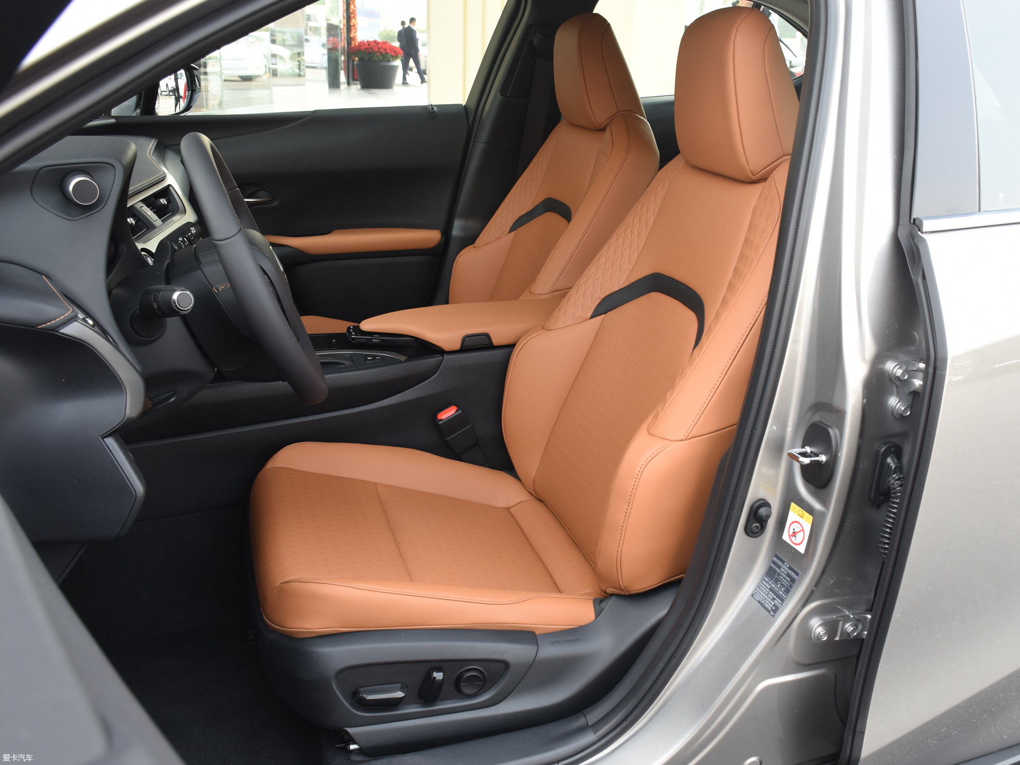 【2019款雷克萨斯ux260h 探·趣版 国v_空间座椅_78/1423张图片】