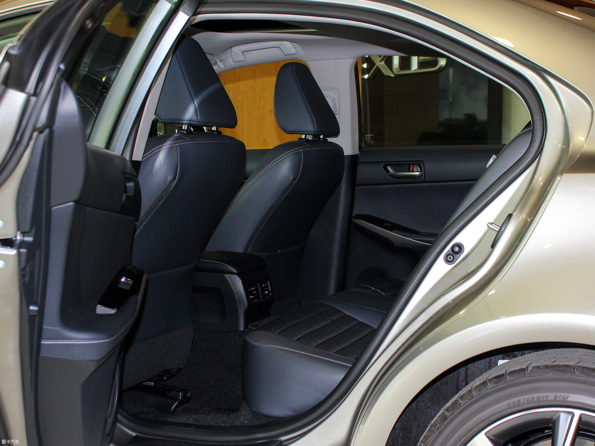 【2017款雷克萨斯is300 领先版_空间座椅_69/411张图片】_汽车图片
