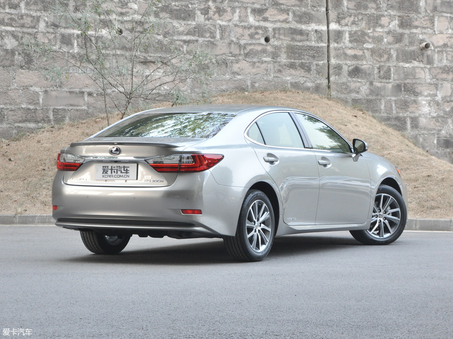 2017款雷克萨斯es300h mark levinson舒适版