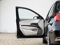 空间座椅讴歌RLX混动版驾驶位车门