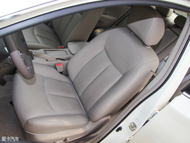 轩逸配备了真皮材质座椅,材质较为细腻,内部填充物较软.