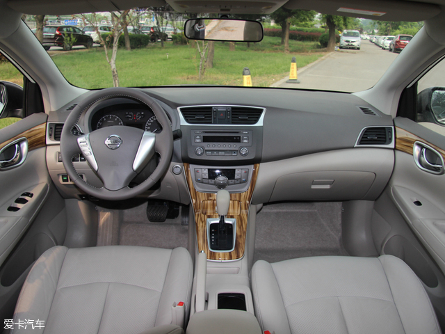 在内饰设计方面,轩逸采用了上深下浅的配色,并突出了浓郁的家居气息.