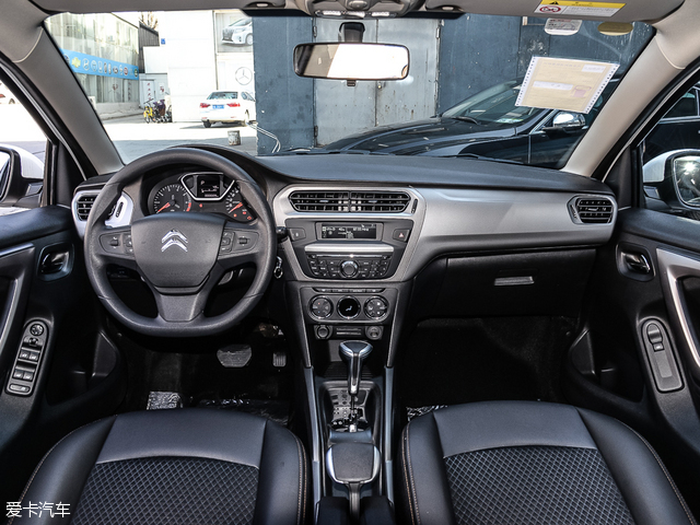 内饰上,全新爱丽舍延续了现款的设计,仅在细节方面稍作调整.