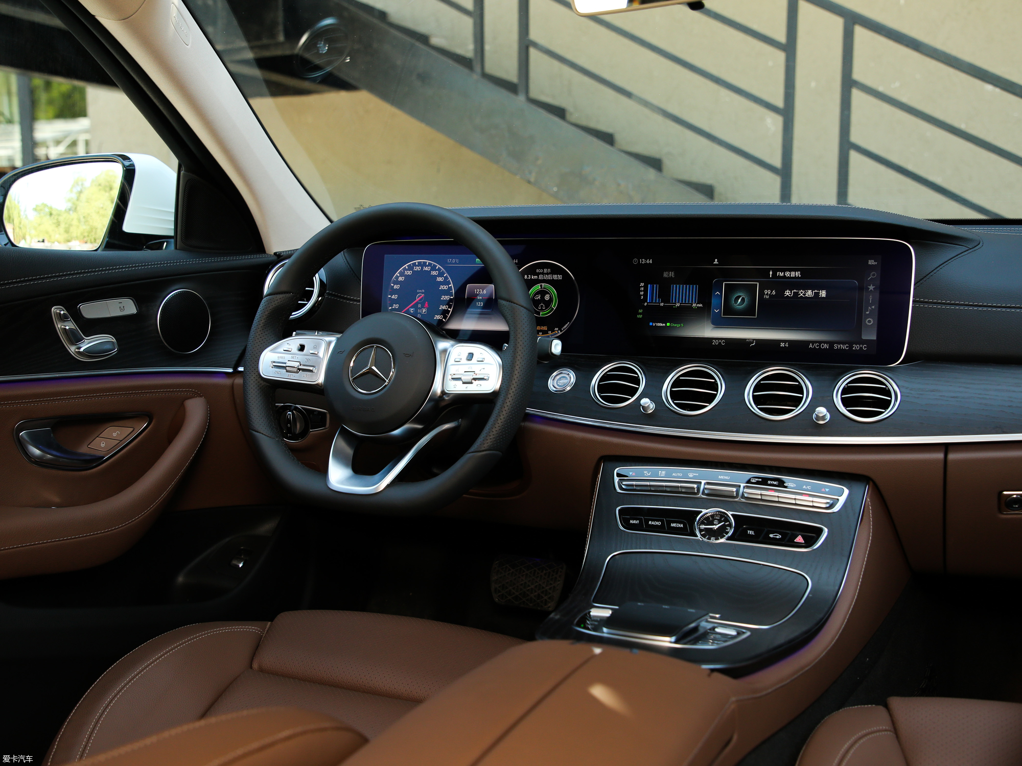 【2019款奔驰e级 e 260l 运动型_中控区 _52/1349张图片】_汽车图片
