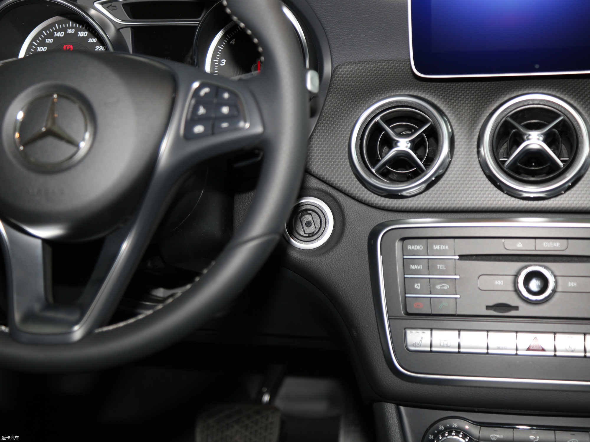 【2018款奔驰gla gla 220 4matic运动型_中控区 _13/1100张图片】