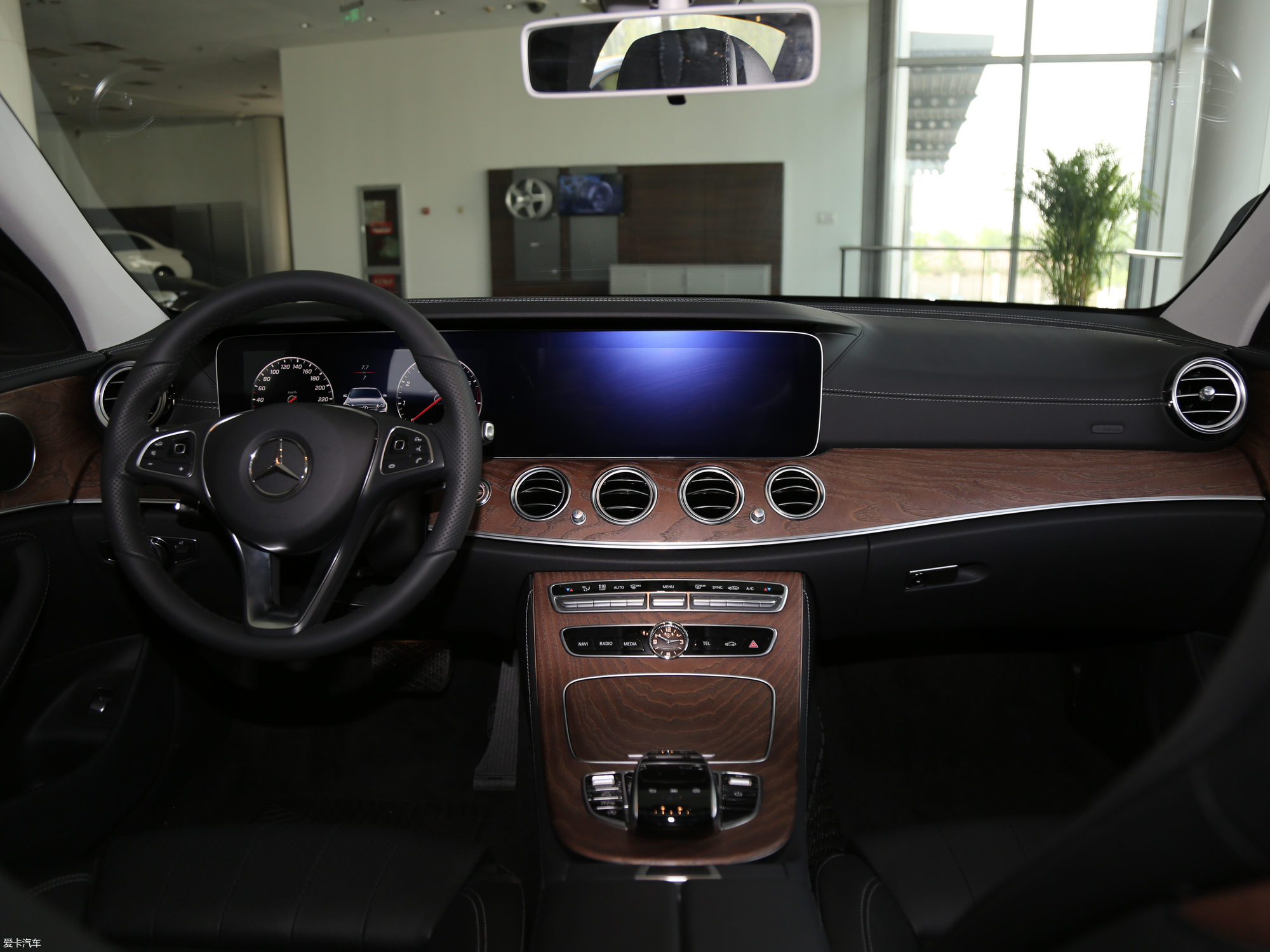 奔驰 奔驰e级 2018款改款 e 200 l  2018款奔驰e级 改款e 320 l 运动