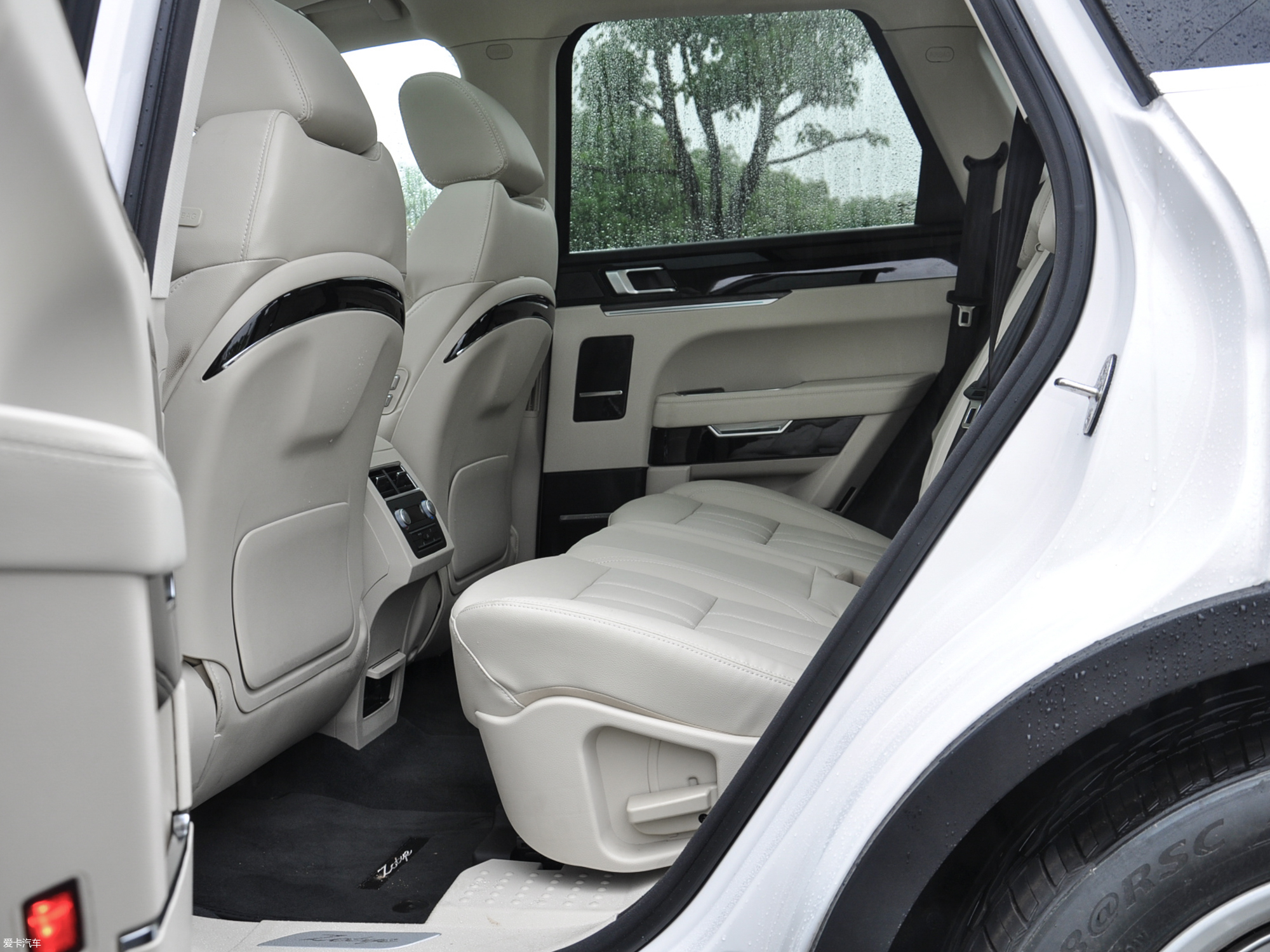 0t 自动旗舰智联型 7座  2018款众泰t800 2.0t 自动旗舰智联型 7座 2.