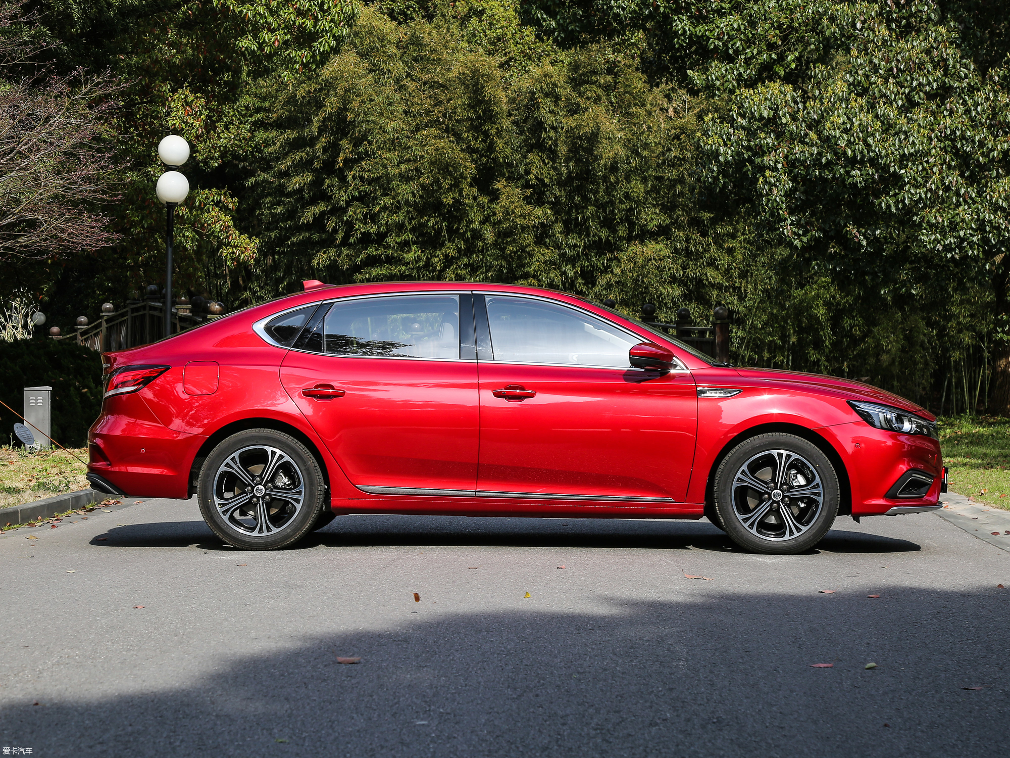 【2018款名爵6插电混动45t e-drive智驱混动 pilot超级互联网版_整体