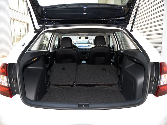 昕动的后备厢标准容积为372l,放倒后排座椅后,最大容积可以扩展到1255